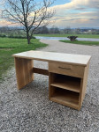 Lesena pisalniška miza