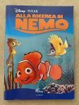 Knjiga ISKANJE NEMA Disney Alla Ricerca di NEMO (italijanščina) - NOVO