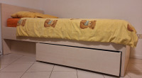 Odlično ohranjena mladinska postelja 90 x 200, letvice in vzmetnica