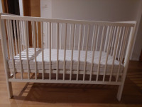 Otroška postelja z ograjo