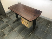 Manjša pisalna miza s predalnikom