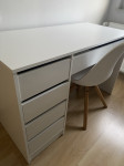 Pisalna miza s stolom v beli barvi