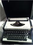 Odličen starinski pisalni stroj v kovčku iz časa Jugoslavije