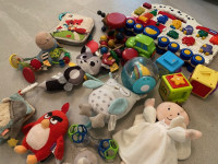 Plišaste in lesene igrače za dojenčka