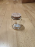 Steklen kozarec s plutastim pokrovčkom