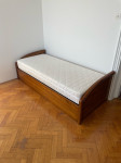 Enojna postelja z izvlečnim predalom