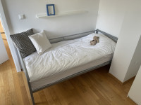 Kovinska postelja 200x90 z nastavljivim letvenim dnom + jogi