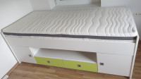 Lepo ohranjena postelja s predali