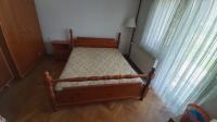 Masivna lesena zakonska postelja 160 x 190 cm,