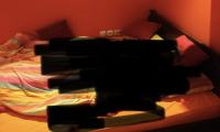 Masivna postelja - temno rjava - 190x140