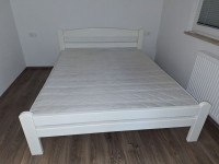 Prodam leseno belo posteljo + vzmetnico 160x200