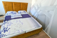 Prodamo rumeno posteljo dimenzij 180x200, staro 3 leta