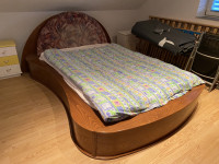 Zakonska postelja v obliki kitare (180x200 cm)