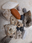 Kamni, morski z luknjo in brez, zanimivih barv in oblik, 1 do 3 € za