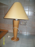 Namizna svetilka lesena (višina 55 cm)