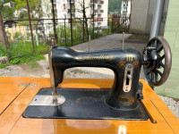 Starinski šivalni stroj MUNDLOS z omaro