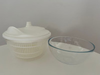 Steklena skleda in posoda za umivanje solate