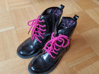UGODNO: črni dekliški škornji z zadrgo in viola vezalkami št. 32