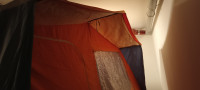 Večji šotor s posebnim prostorom za spalnico
