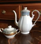 Porcelanast čajnik in sladkornica modre in zlate barve