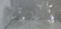 Dva steklena vrča s pokrovom