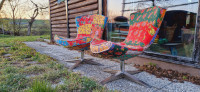 Par dizajnerskih flower power foteljev v fenomenalni barvi izredno udo