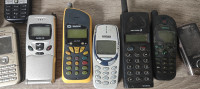 Stari mobilni telefoni, mobiteli, kartice, polnilci