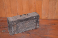 Starinski kovček za naboje