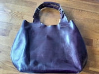 Praktična ročna torbica melancan barve