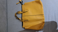Temno rumena torbica iz umetnega usnja