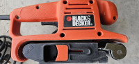BLACK&DECKER KA85 600W tračni brusilnik 230V~50Hz 200m/min 75x457mm Po