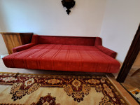 Rdeč raztegljiv kavč