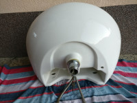 Umivalnik keramični s pokrovom sifona