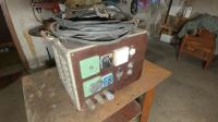 Masivni varilni aparat domače izdelave s pripadajočimi kabli