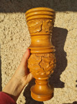 Lesena vaza, izrezljana, svetla