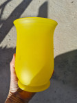 Vaza iz rumenega stekla