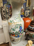 Velika kitajska porcelanasta vaza iz dinastije Qing. ročno poslikana