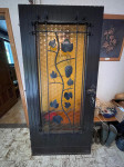 Vhodna vrata z dekoracijo vinske trte