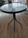 Steklena vrtna mizica z kovinskimi nogicami