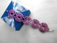 Lace vijolična zapestnica z bleščečimi perlicami , nenošena