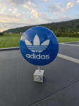 Znak Adidas
