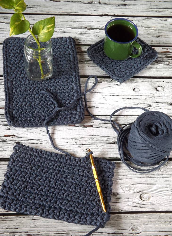 Kvačkani podstavek za na mizo.