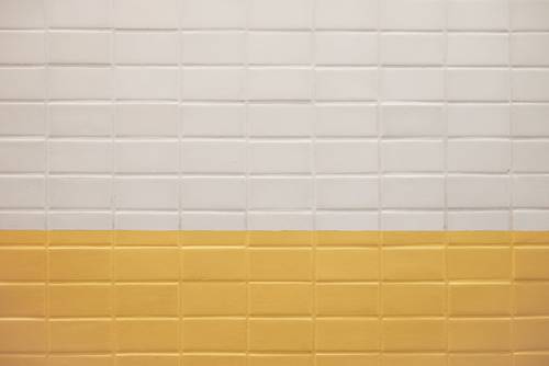 Ploščice za kopalnico, pobarvane v rumeno pastel barvo, bodo prostor popestrile.