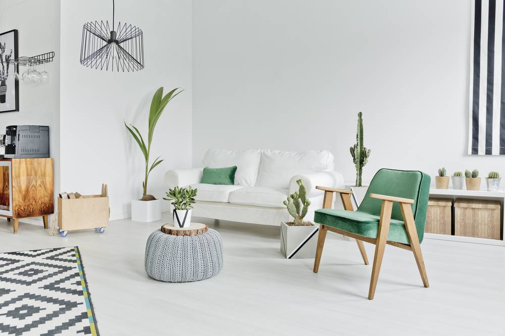 Zračen prostor in pisani detajli pohištva - stol, preproga in tabure so značilni za skandinavski dizajn.