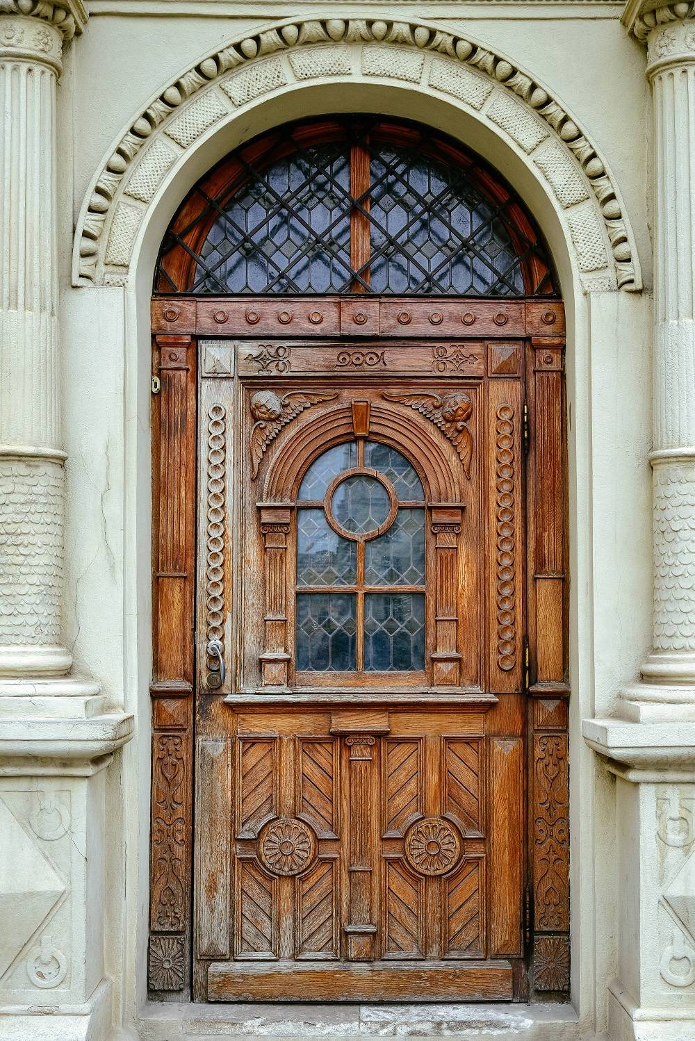 Antična, masivna lesena vrata, polna rezbarskih vzorcev, so pravo umetniško delo.