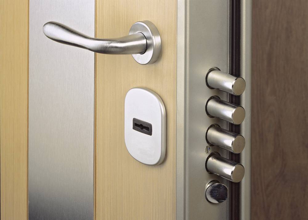 Protivlomna vrata imajo posebno večtočkovno ključavnico in so zelo masivna.