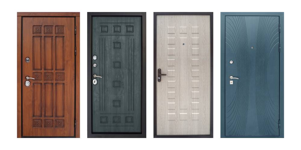 Štiri različna kovinska vrata, vsaka s svojo teksturo in barvo. 