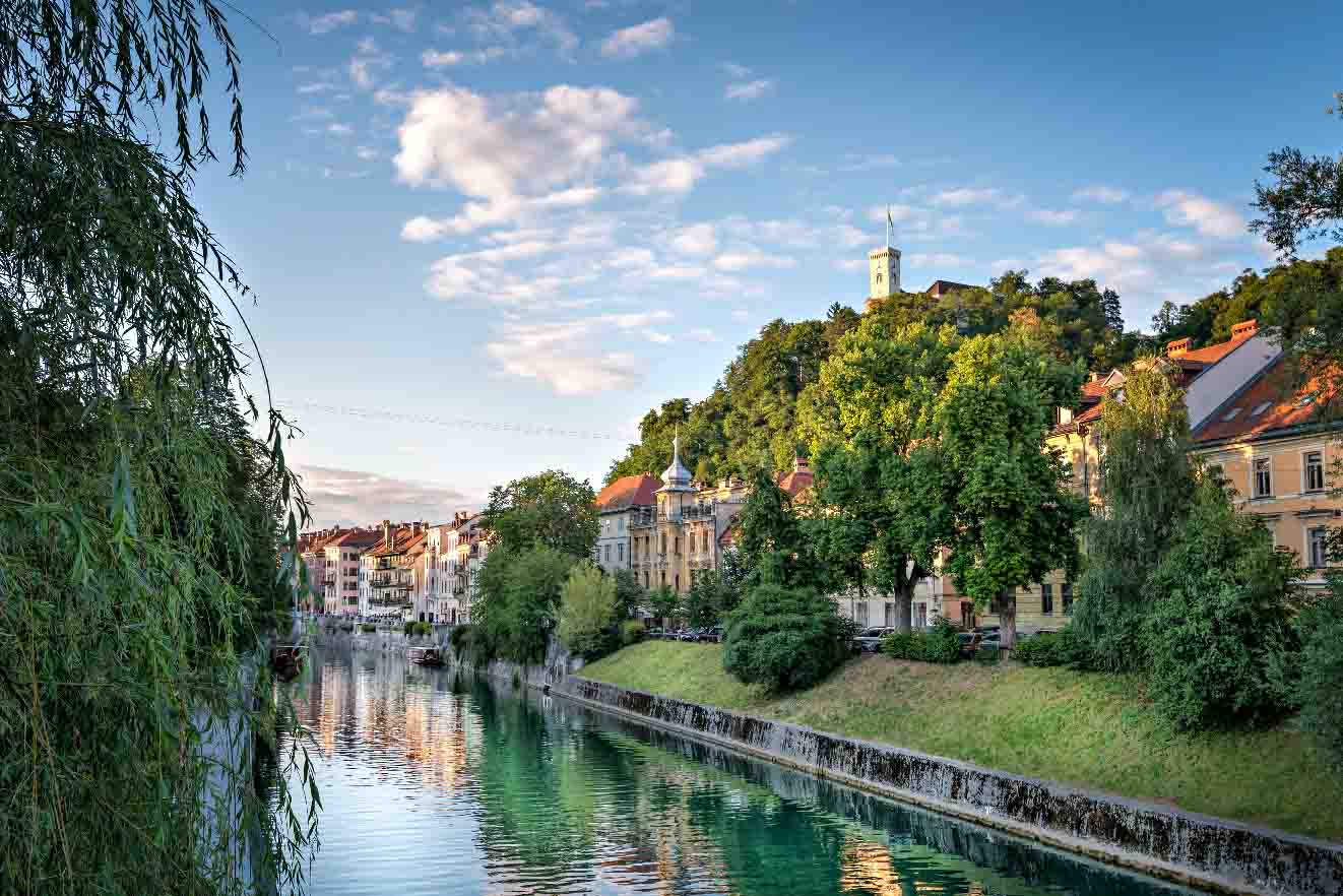 Pogled na Ljubljanico in grad na ljubljanskem trgu nepremičnin predstavlja luksuz, saj je pregrešno drag.