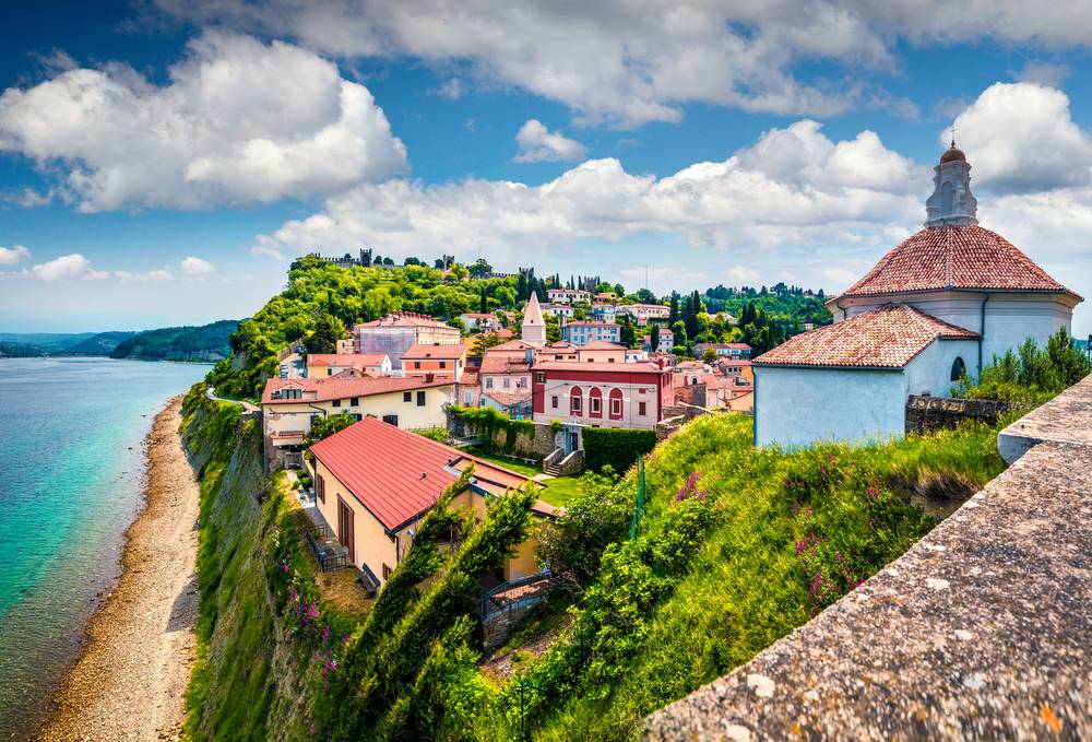 Pogled na mesto Piran in njegovo staro mestno jedro, ki se razprostira ob jadranskem morju.