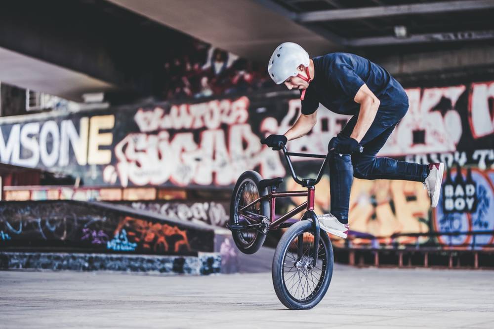 Kolesar v skate parku izvaja »freestyle« tehniko na BMX kolesu.